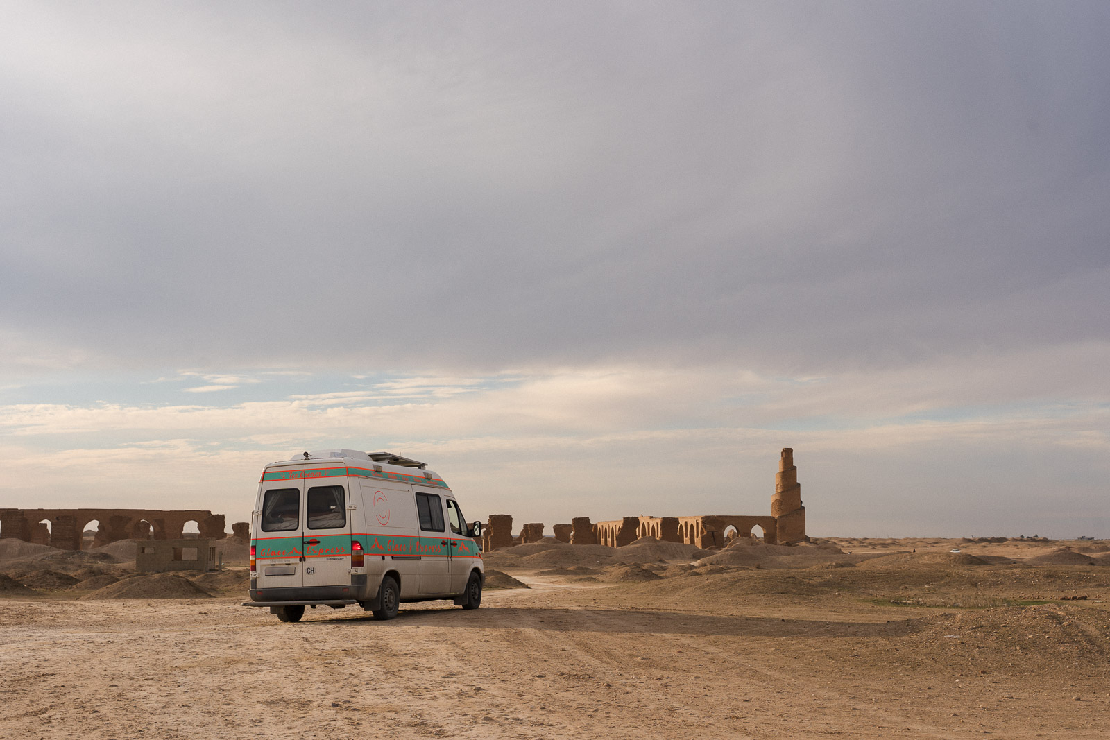 Der Gelatisprinter vor dem Abu Dulaf Minaret